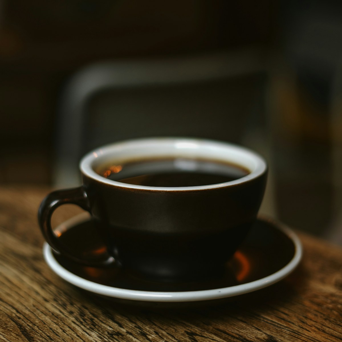 Tasse de café posée sur une soucoupe dans une ambiance cosy
