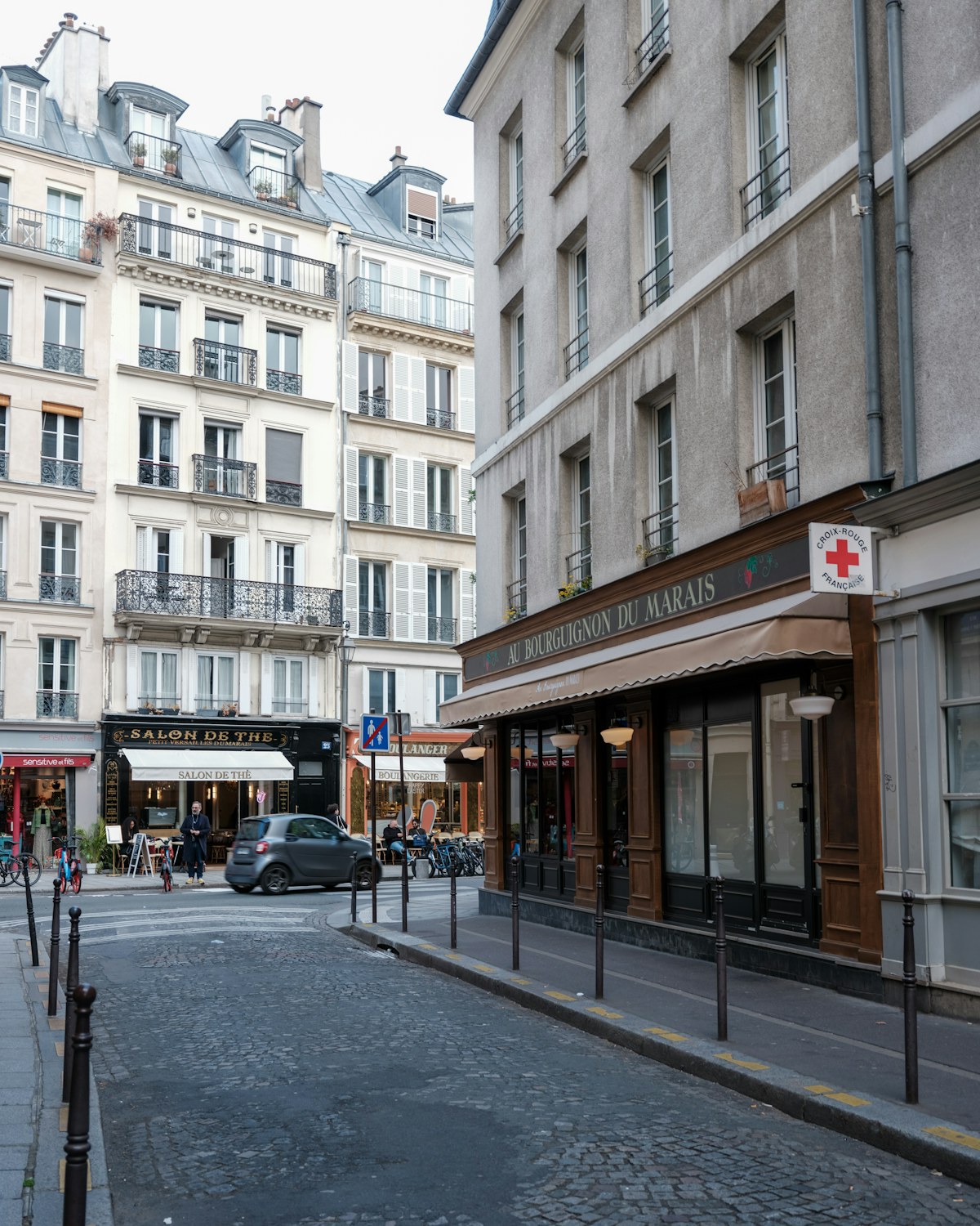 Ruelle pavée du Marais à Paris avec ses façades anciennes
