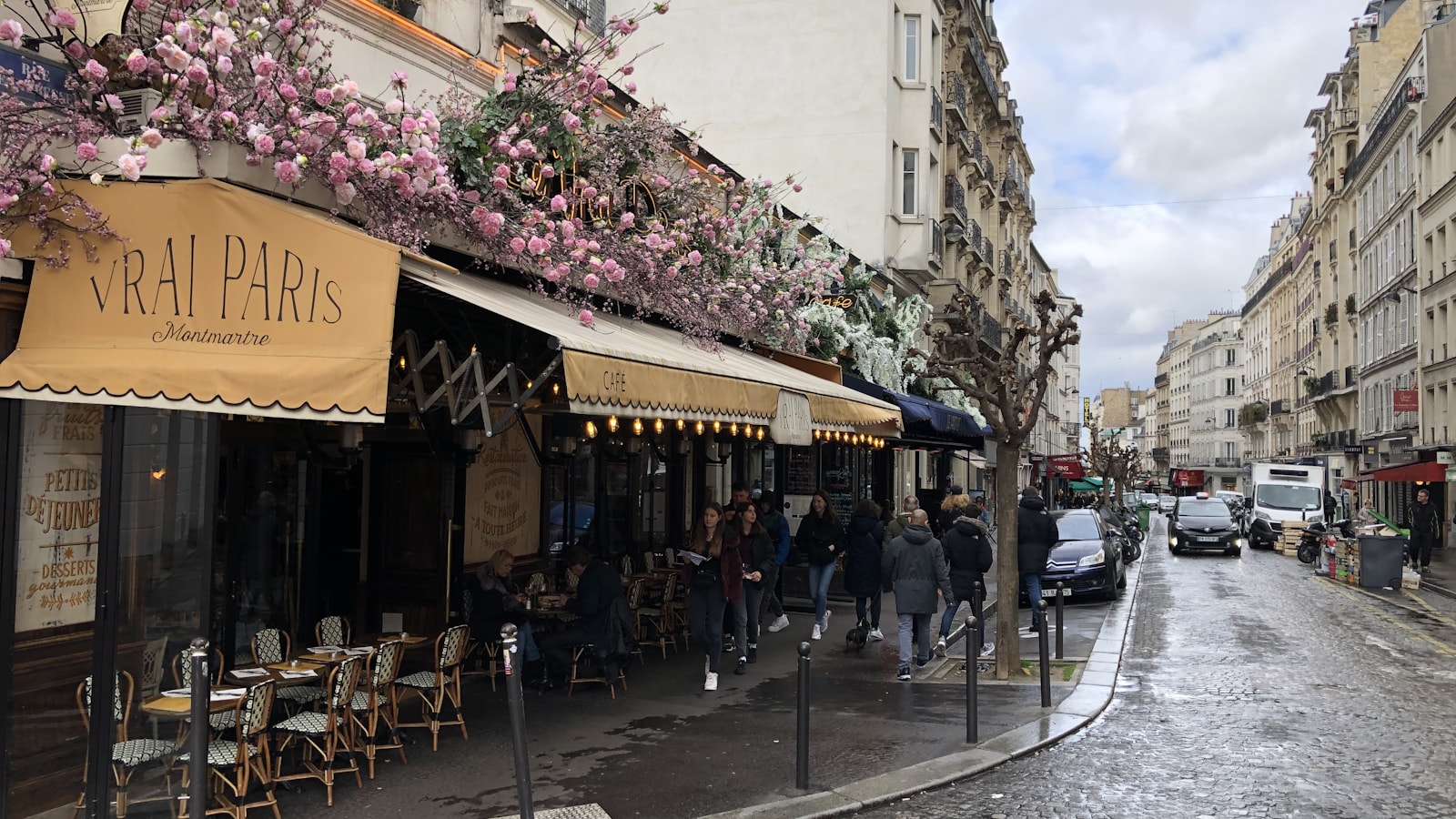 Rue parisienne animée en fin d'après midi
